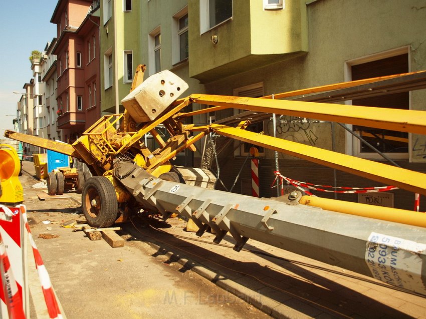 Baukran umgestuerzt Koeln Suelz Suelzguertel P059.JPG